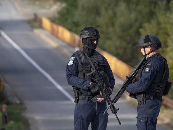 Prištinska policija (Foto: EPA-EFE/GEORGI LICOVSKI) - 