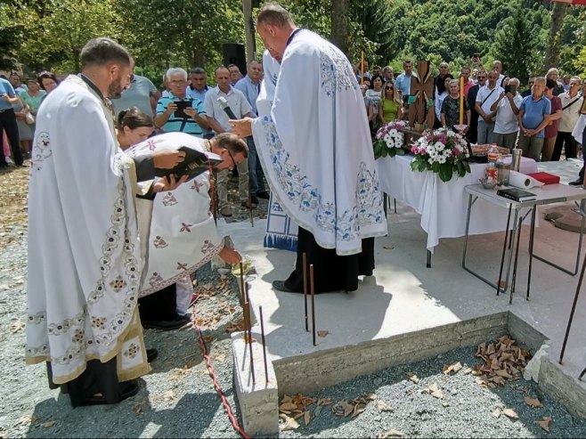 Osveštani temelji spomen-kapele u srpskom povratničkom selu Stog u opštini Zavidovići (FOTO/VIDEO)