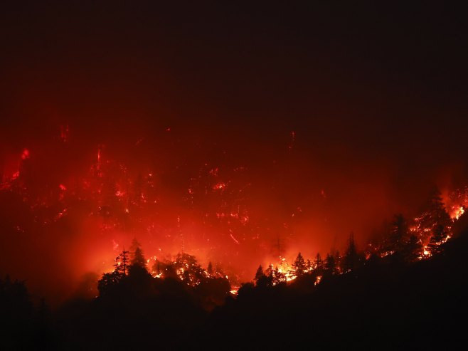 Požar u Centralnoj dolini u Kaliforniji traje već 11 dana, gasi ga 6.000 vatrogasaca (VIDEO)