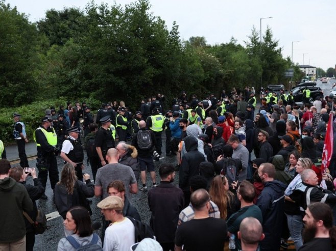 Protesti u Engleskoj (Foto: EPA/ADAM VAUGHAN) - 