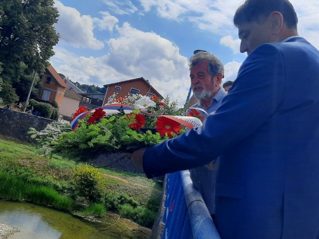 Spuštanje vijenaca u rijeku Unu - Foto: RTRS