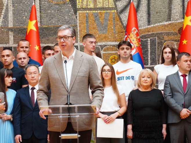 Vučić sa studentima (foto: TANJUG/VLADIMIR ŠPORČIĆ/ bs) - 