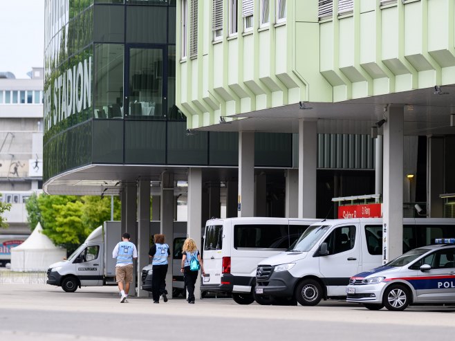 Policija ispred stadiona "Ernst Hapel" (Foto: EPA-EFE/MAX SLOVENCIK) - 