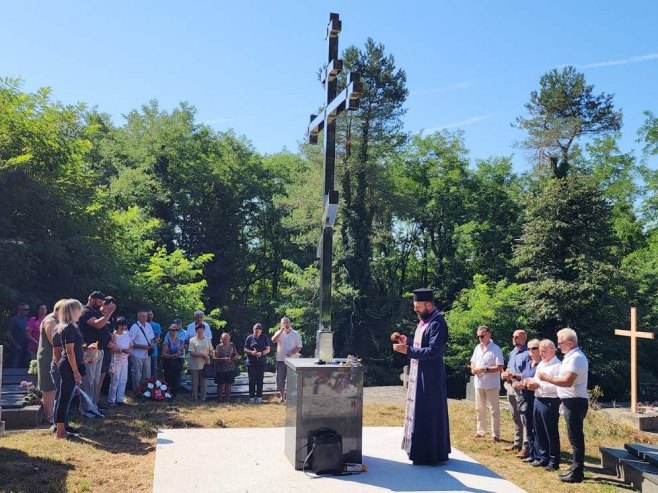 Osveštan krst posvećen srpskim civilnim žrtvama stradalim u "Oluji" (VIDEO)