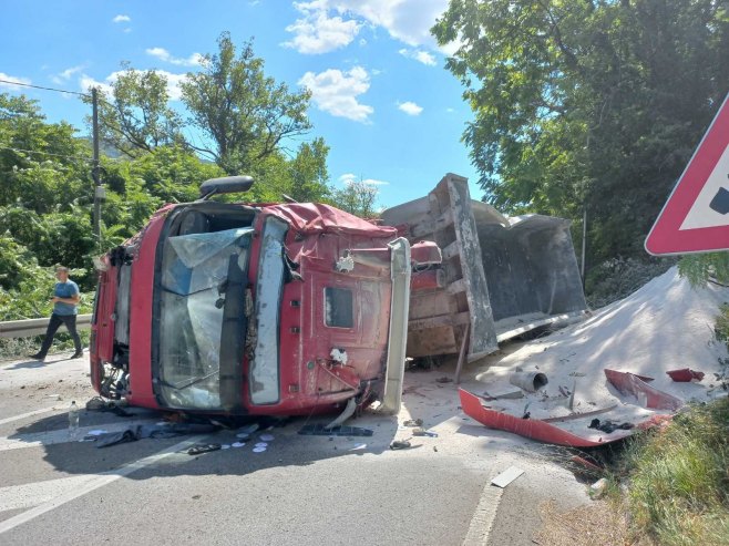 Prevrnuo se kamion na putu Banjaluka-Karanovac; Povrijeđeno jedno lice