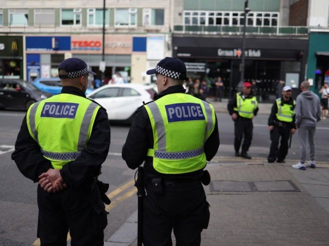 Policija (Foto: EPA-EFE/NEIL HALL/ilustracija) - 