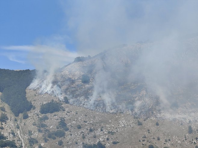 Požar u Nacionalnom parku Sutjeska pod kontrolom, četiri helikoptera prelaze u Bileću (VIDEO)