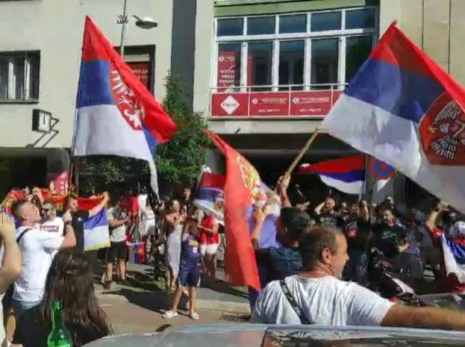 Srpska ponosna na olimpijsko zlato vaterpolista Srbije, trobojke se vijore (VIDEO)