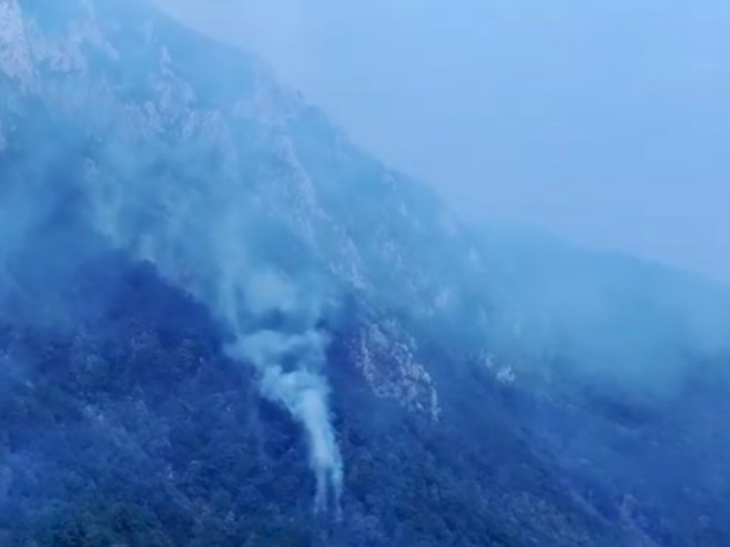 Helikopteri gase požar na području NP "Sutjeska", izviđanje terena u toku