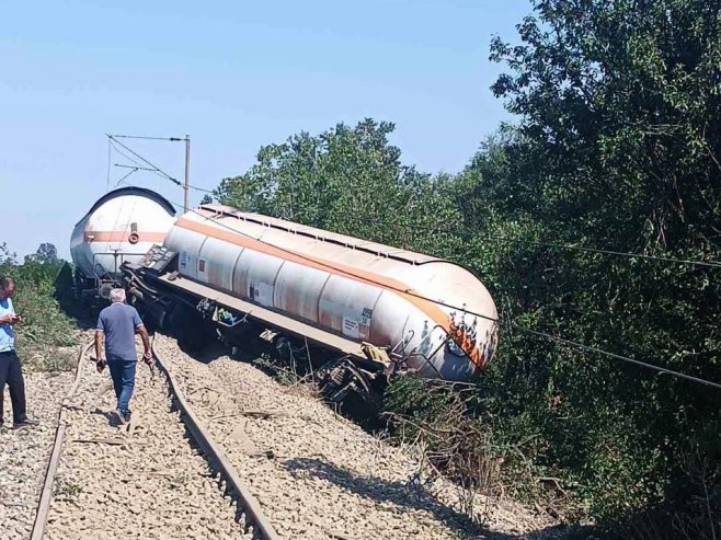 Iskliznuo vagon-cisterna kod Šamca, ekipe na terenu