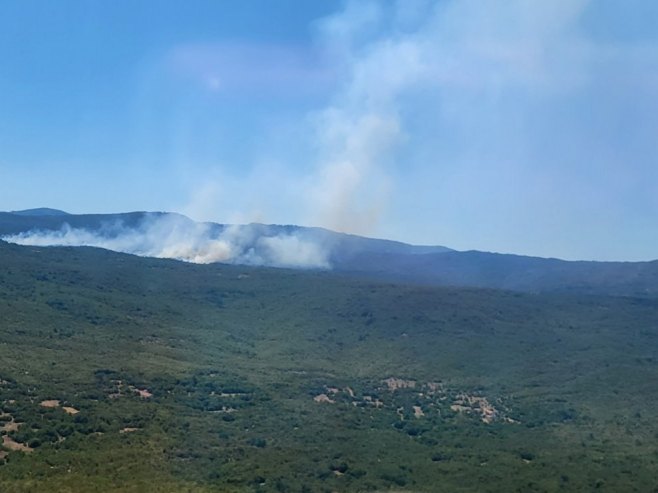 Požar u Bileći još aktivan, ali pod kontrolom; Višković: Srpska će kupiti još jedan helikopter (FOTO)