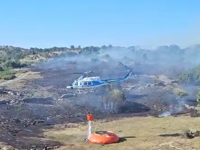 Helikopteri Srpske i Srbije gase požar kod Bileće (VIDEO)