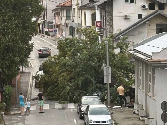 Olujno nevrijeme zahvatilo Zvornik; Pričinjena šteta u poljoprivredi, na kućama i automobilima (FOTO/VIDEO)