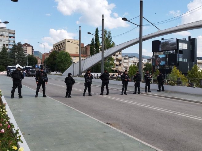 Zgrade srpskih institucija na sjeveru Kosmeta i dalje blokirane; Povukao se dio Kfora sa mosta na Ibru