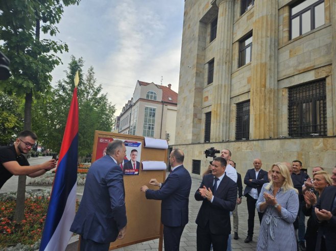 Zalijepljen prvi plakat u Banjaluci; Dodik: Pobjeda se zove Nikola Šobot (FOTO)