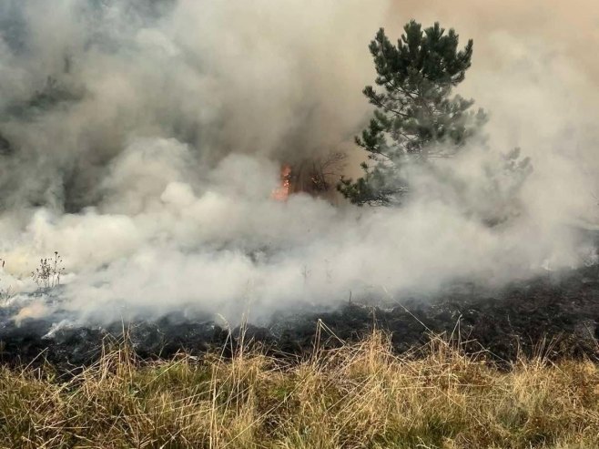 Vatra se širi strmim terenom, očekuje se pomoć Helikopterskog servisa Srpske