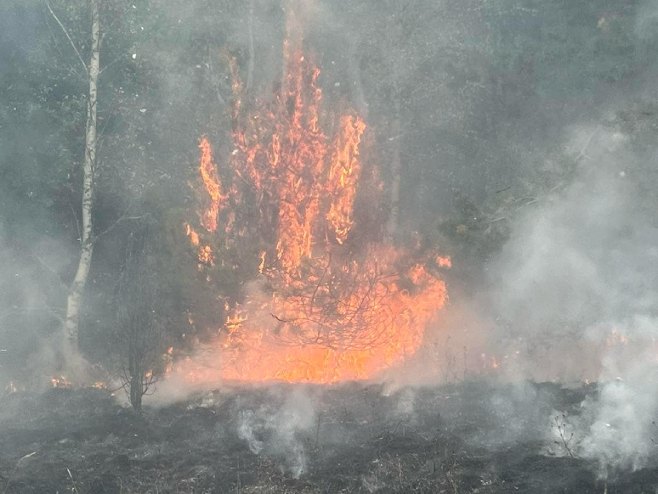 Vatra se širi strmim terenom, očekuje se pomoć Helikopterskog servisa Srpske