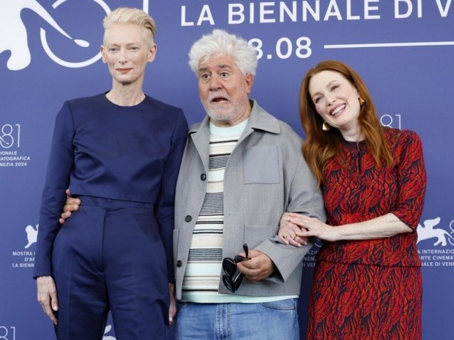 Pedro Almodovar sa Tildom Svinton i DŽulijen Mor u Veneciji (Foto: EPA-EFE/FABIO FRUSTACI) - 