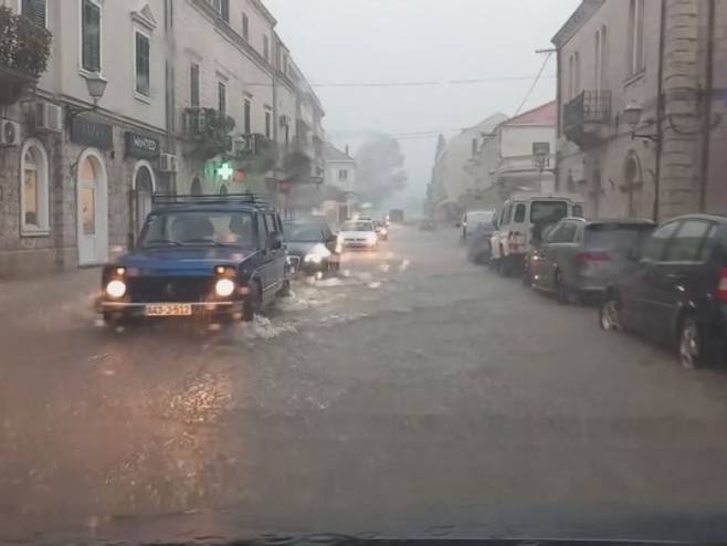 Snažno nevrijeme u Trebinju - na ulicama potop, na putevima odroni; Paralisan i Dubrovnik (FOTO/VIDEO)