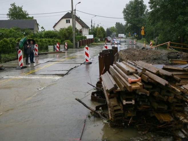 Poplavljena ulica (Foto: EPA-EFE/Jarek Praszkiewicz POLAND OUT/ilustracija) - 