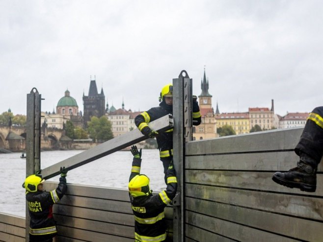 Prag, Češka - pripreme za moguće poplave (Foto: EPA-EFE/MARTIN DIVISEK) - 