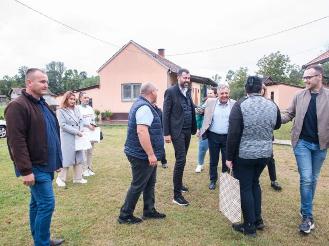 Mikajlo Lazić, Bojan Savić i Igor Dodik u posjeti domaćinstvu Tomašević - Foto: SRNA