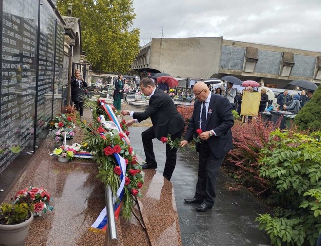 Banjaluka: Položeni vijenci na groblju "Sveti Pantelija" - Foto: SRNA