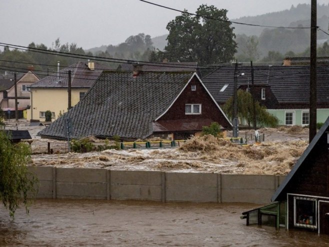 Poplave u Češkoj (foto: EPA-EFE/MARTIN DIVISEK) - 