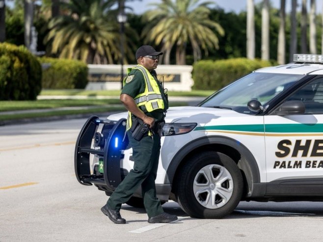 Policija kod Trampovih golf terena (Foto: EPA/CRISTOBAL HERRERA-ULASHKEVICH) - 