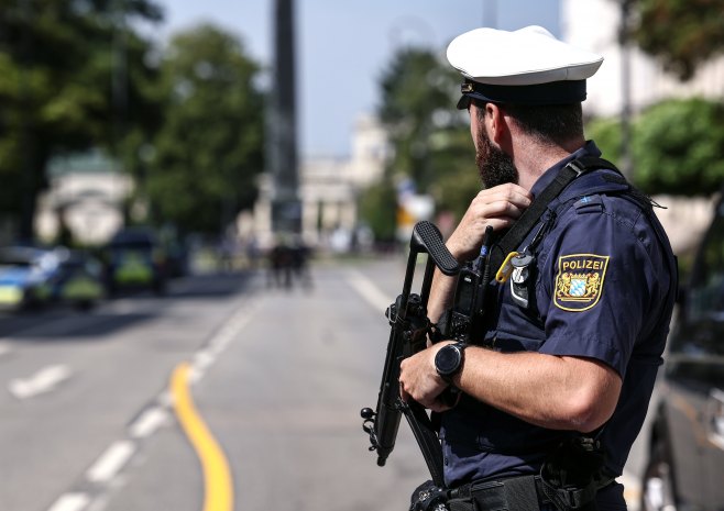 Njemačka policija (Foto: EPA-EFE/ANNA SZILAGYI/ilustracija) - 