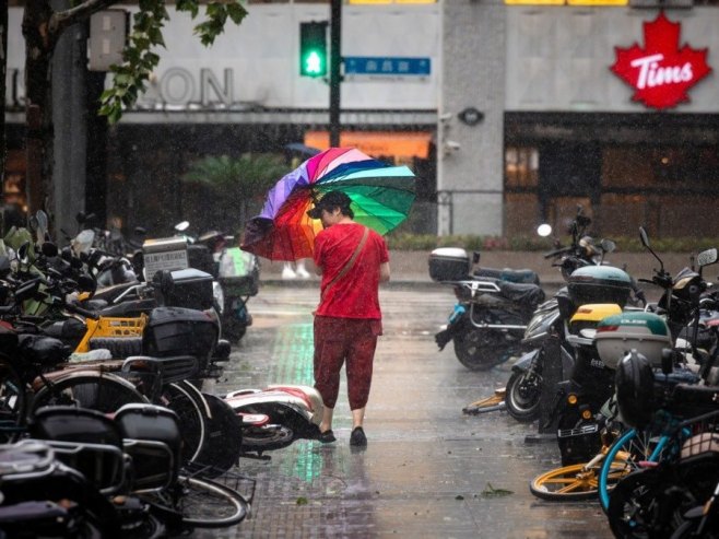 Tajfun pogodio Šangaij (Foto: EPA/ALEX PLAVEVSKI) - 