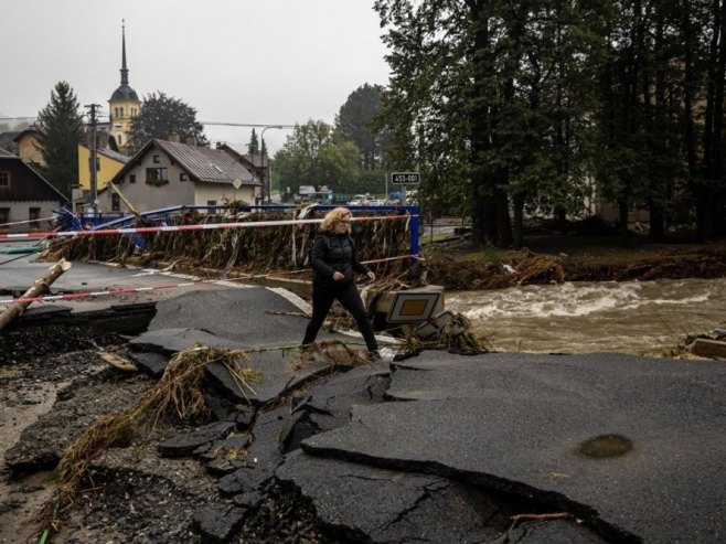 Poplave u Evropi (foto: EPA-EFE/MARTIN DIVISEK) - 