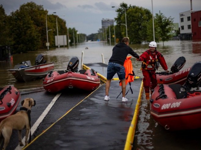 Poplave (foto: EPA/MARTIN DIVISEK) - 