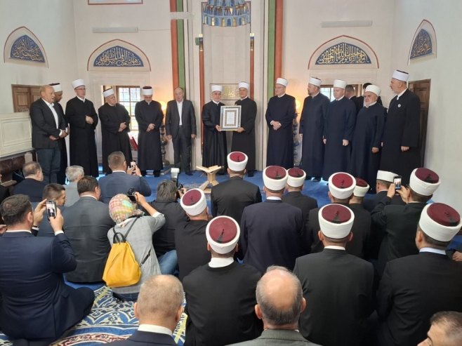 Ferhadija - svečano uručen "murasel" banjalučkom muftiji Ismailu Smajloviću - Foto: RTRS