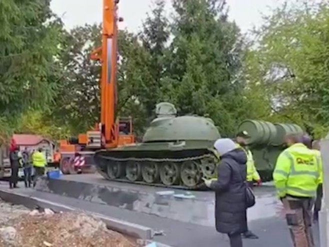 Kakvu poruku mladima šalje Benjamina Karić postavljanjem tenka između dvije škole? (VIDEO)