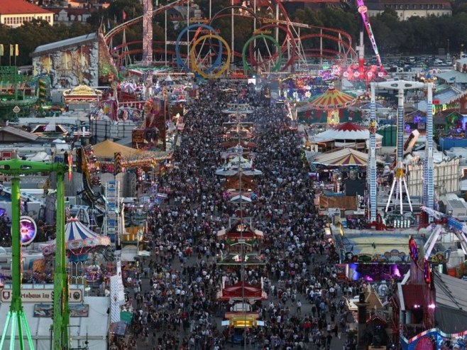 Oktoberfest (foto:  EPA-EFE/ANNA SZILAGYI - ilustracija) - 