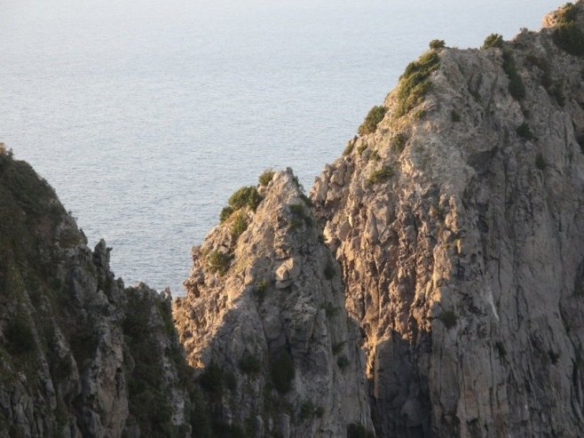 Pag: Muškarac poginuo pri padu sa litice