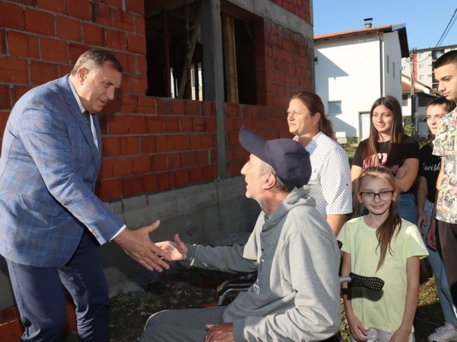 Posjeta petočlanoj porodici Marković - Foto: predsjednikrs.rs/Borislav Zdrinja