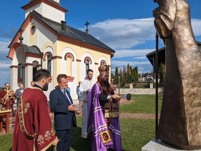 U Bistrici kod Banjaluke osveštan spomenik patrijarhu Pavlu (FOTO)