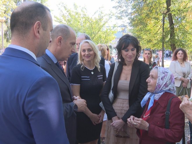 Šobot i Lončar sa građanima - Foto: RTRS