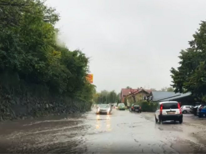 Poplavljena cesta u naselju Rebrovac, Banjaluka - Foto: RTRS