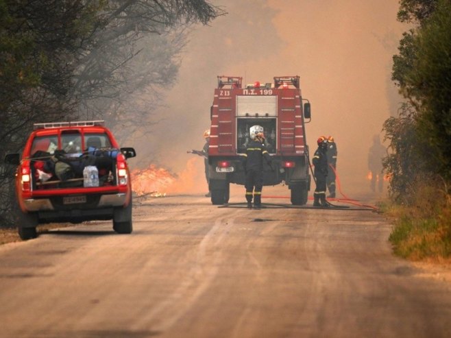 Grčki vatrogasci (foto: EPA-EFE/DIMITRIS ALEXOUDIS) - 