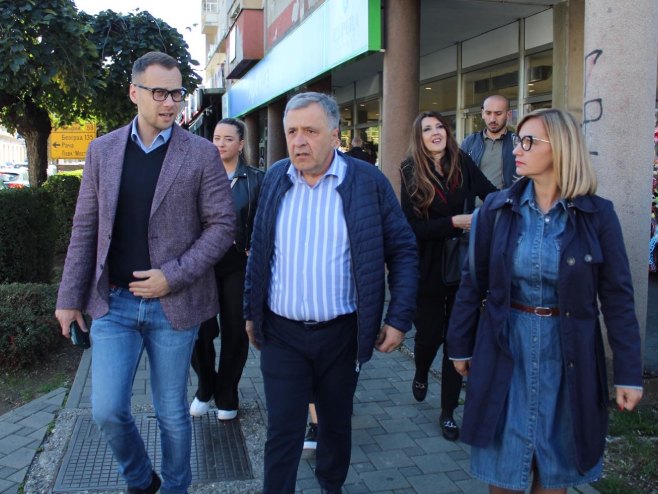 Lazić sa građanima Bijeljine - Foto: Ustupljena fotografija