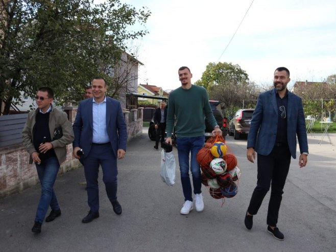 Nikola Šobot posjetio igralište u ulici Novaka Pivaševića - Foto: Ustupljena fotografija