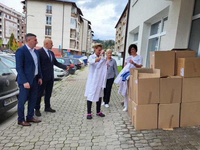 Damjan Škipina donirao uniforme za zdravstvene radnike i nemedicinsko osoblje - Foto: SRNA