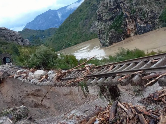 Što prije sanirati prugu i puteve oštećene u poplavama i klizištima