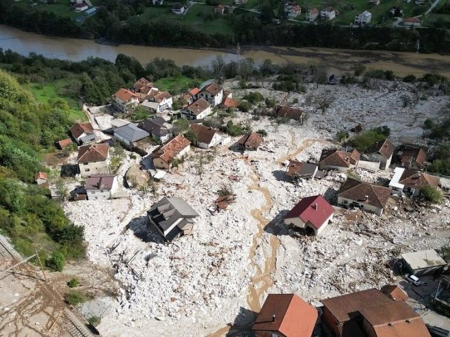 Hrvatski spasioci pronašli jedno preživjelo lice na području pogođenom poplavama u FBiH