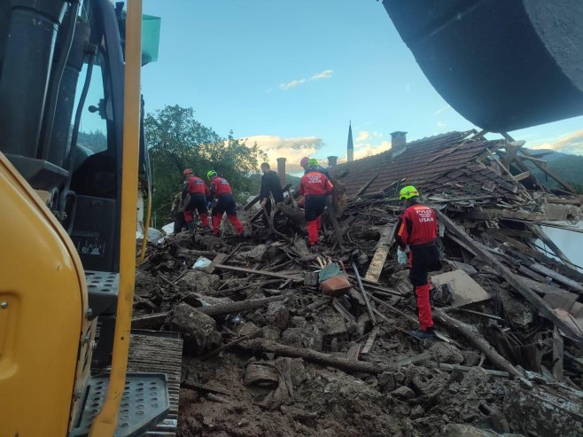 Mašinski tim u Јablanici uključen u raščišćavanje puteva i spasavanje (FOTO)