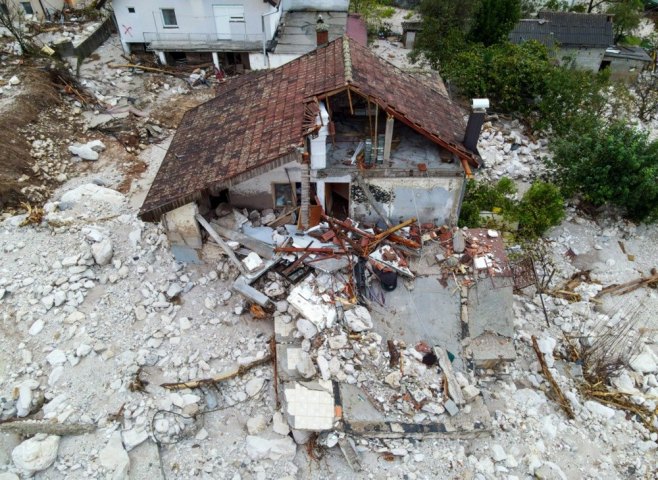 Poplave u FBiH (foto: EPA-EFE/NIDAL SALJIC) - 