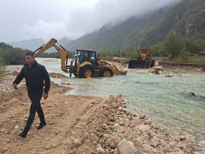 Apokaliptični prizori u Crnoj Gori: Rijeka Komarnica nosi mostove, mještani odsječeni od svijeta (FOTO/VIDEO)